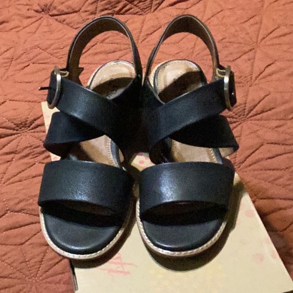 Euro soft black sandals. Size 7M. Man made material in great condition. - Picture 2 of 6